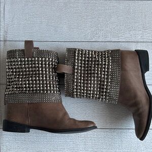 Schutz Bota Malha boots 7 in grey taupe leather Wide metal trim EUC